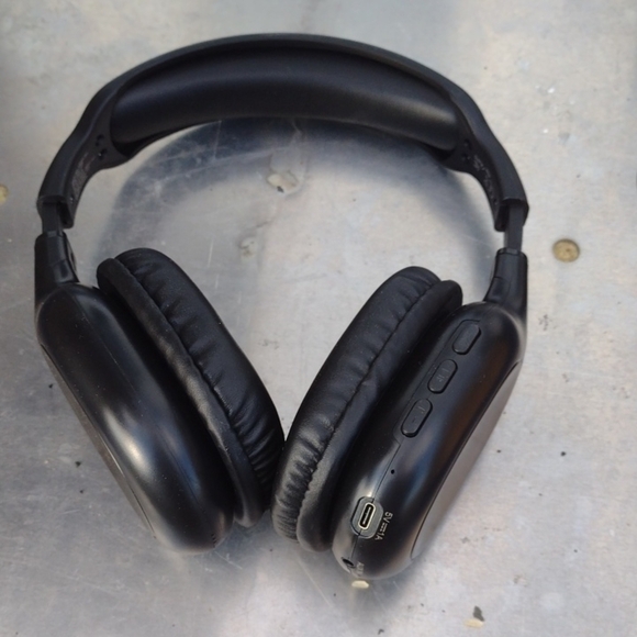 Azzaro Carque Black Wireless Over-Ear Headphones NWOT - Picture 1 of 2